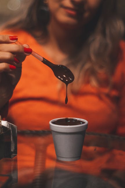 Chica con vaso de chocolate