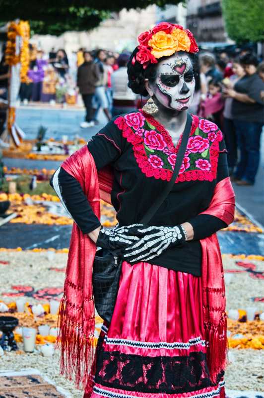 Mujer con maquillaje y disfraz de Catrina, 5 maquillajes de Halloween en tendencia