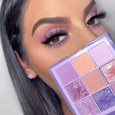 Chica con paleta de 9 colores de sombras