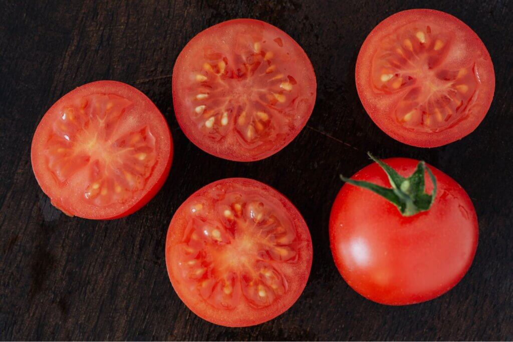 Tomates, ingrediente para preparar mascarillas hidratantes casera de tomate