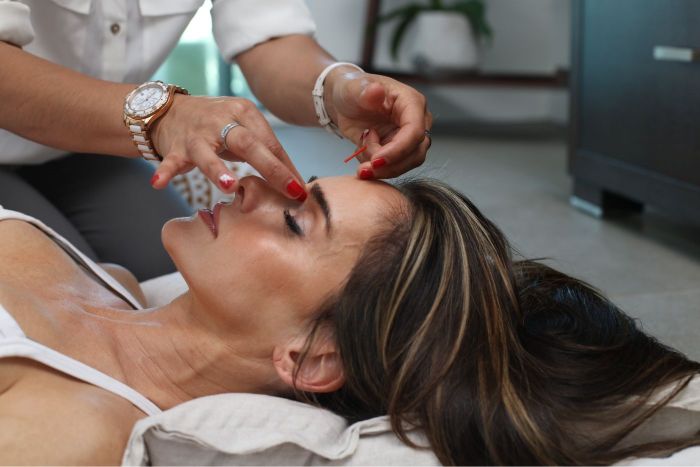 Mujer realizan limpieza facial luego del maquillaje