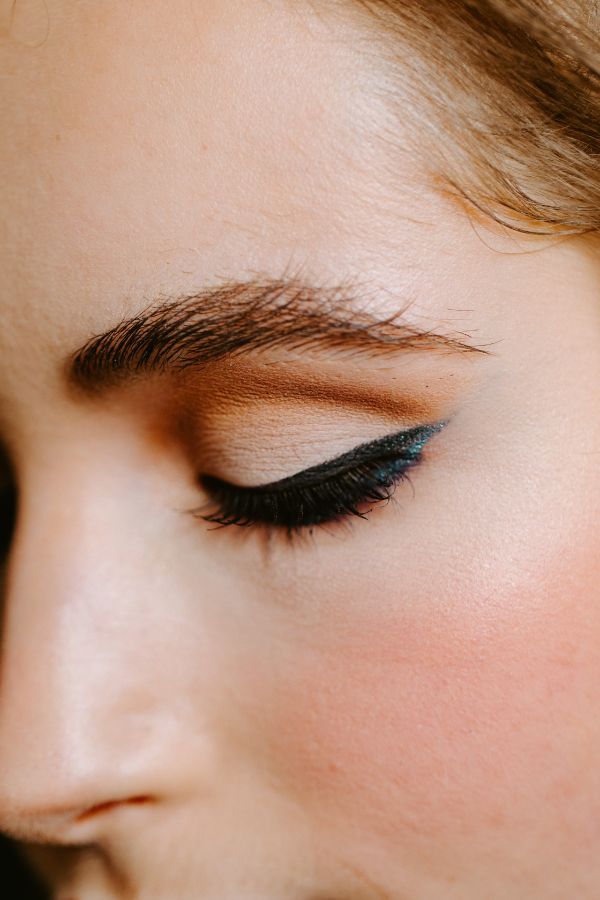 Maquillaje navideño para cejas