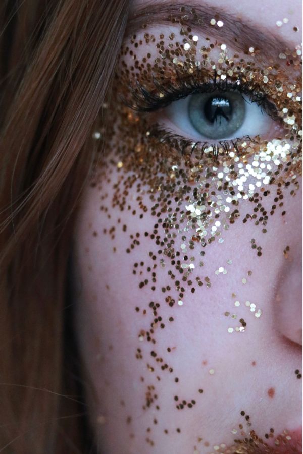 Maquillaje navideño elegante con gliters 