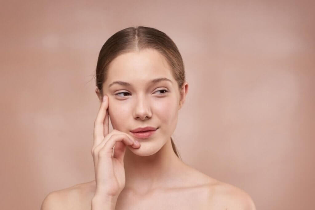 Chica usando maquillaje natural como maquillaje nochevieja