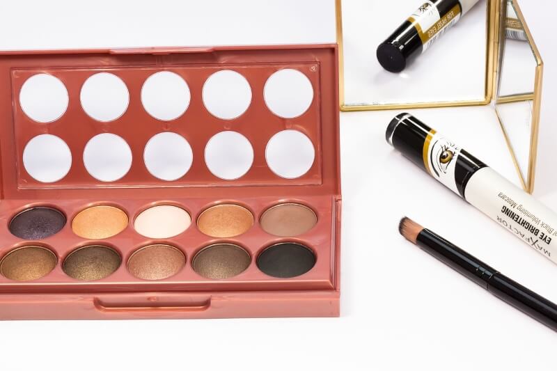 Paleta de sombras para los ojos ideal para el maquillaje navideño