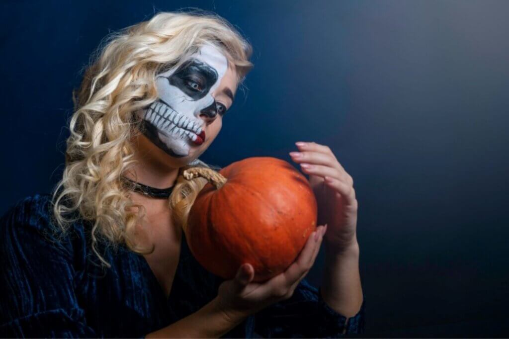 Chica con maquillaje artístico de Calavera