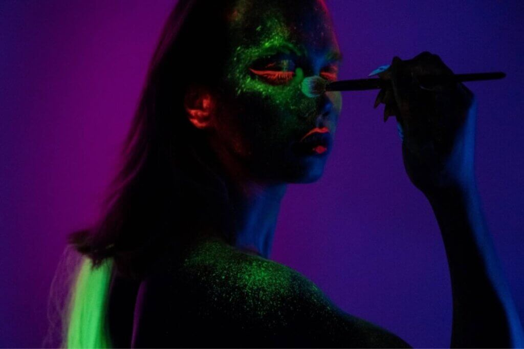 Maquillaje Euphoria donde los colores neon son protagonistas