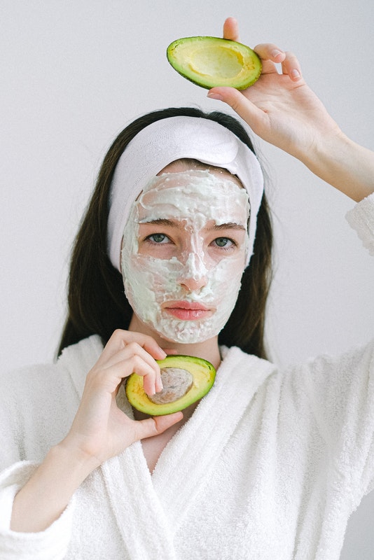 Chica con mascarilla de hidratación