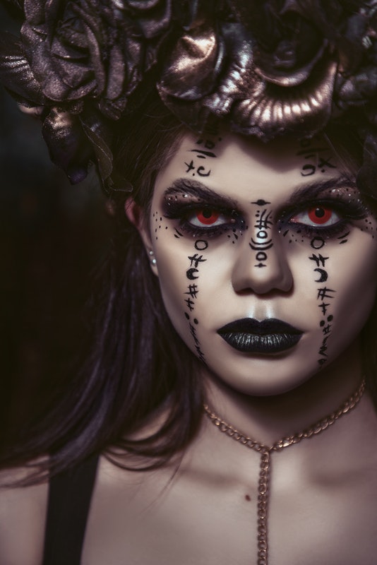 Maquillaje artístico de bruja malvada