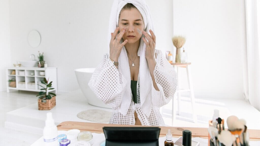 Chica realizando pre-maquillaje para maquillaje natural