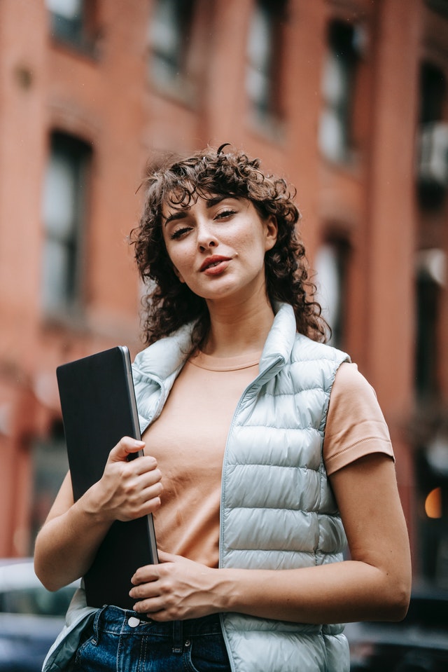 Chica sosteniendo carpeta