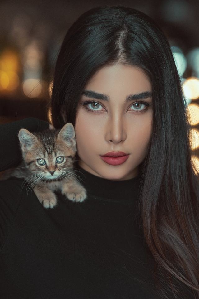 Chica con maquillaje y un gato