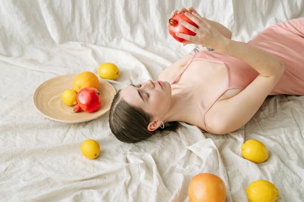 Chica sosteniendo frutas